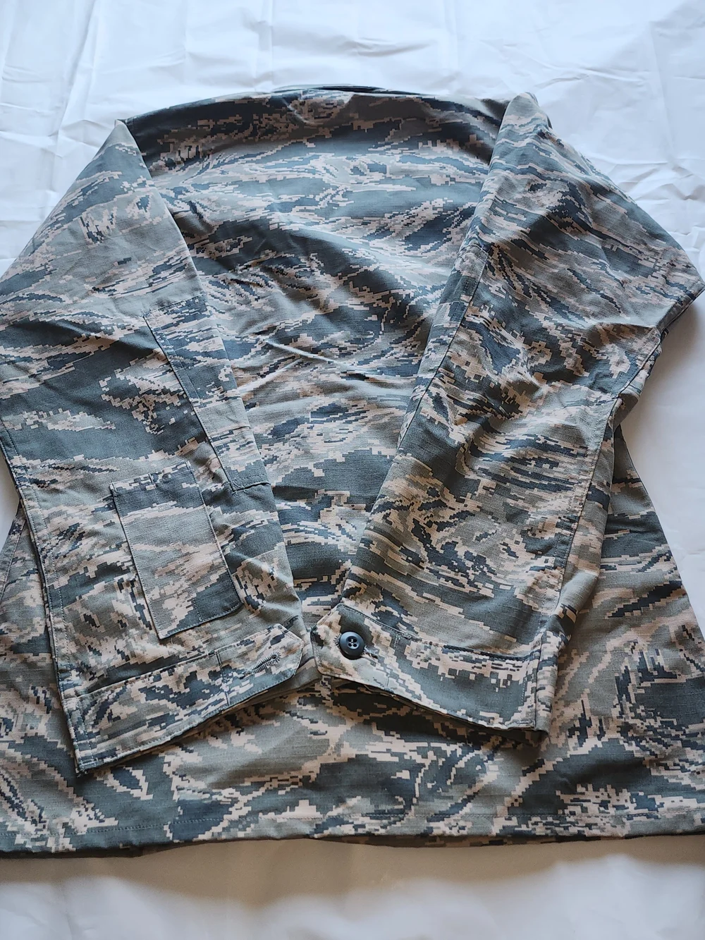 US ARMY Force Utility Camouflage Pattern Coat Men's Size 36L Is Used